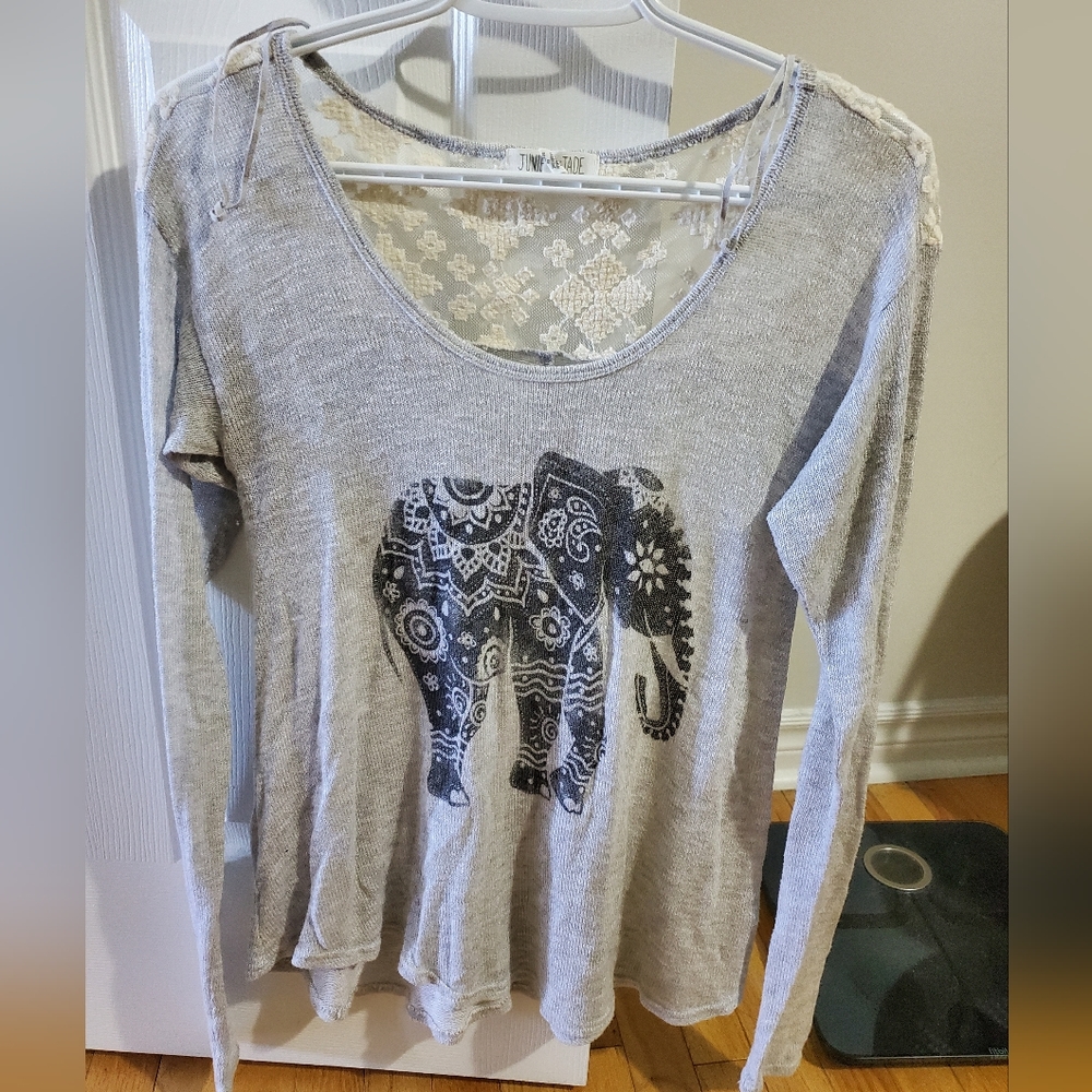 Long sleeve grey shirt with elephant
